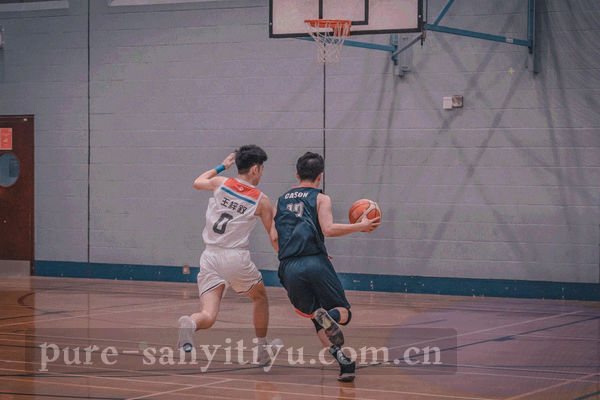 数据代码与赛场背景的抽象合成